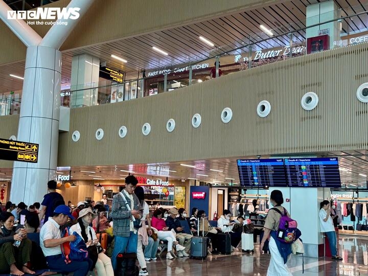 Specifically, 220 departing flights carrying 43,750 passengers and 228 arriving flights with 19,552 passengers are scheduled to operate at Tan Son Nhat International Airport.