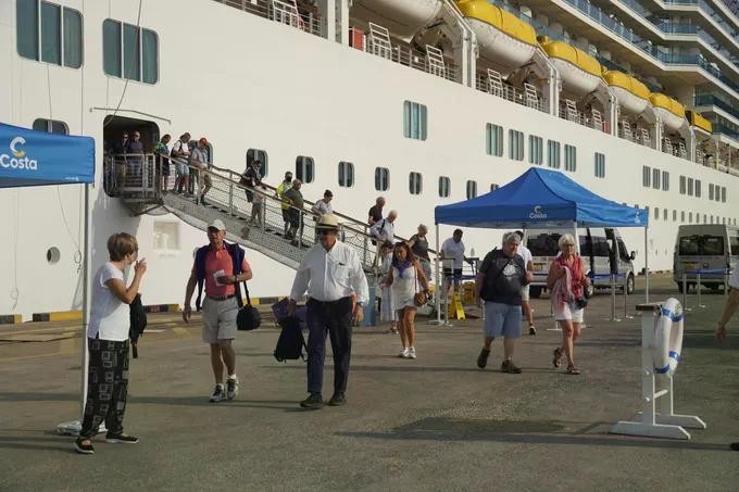 Tourists begin sightseeing tours to historical sites and attractions in Ho Chi Minh City (Photo: sggp.org.vn)