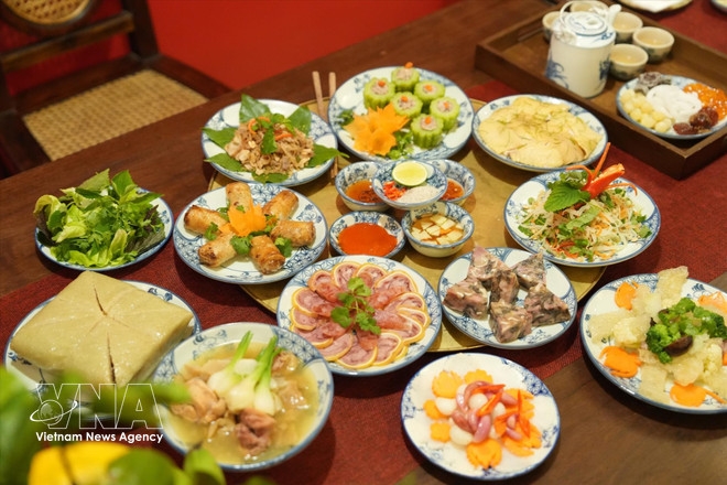 Banh chung is an indispensable dish on the traditional Lunar New Year feast tray.