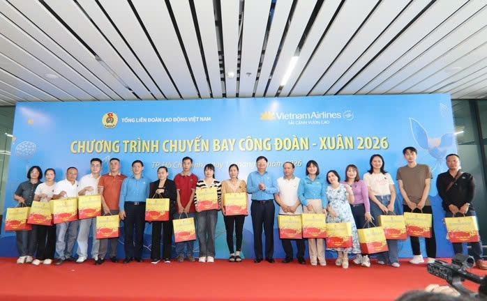 The Vietnam General Confederation of Labour presents Tet gifts to workers ahead of departure on board free flights to bring them home for Tet reunion. (Photo: nld.com.vn)