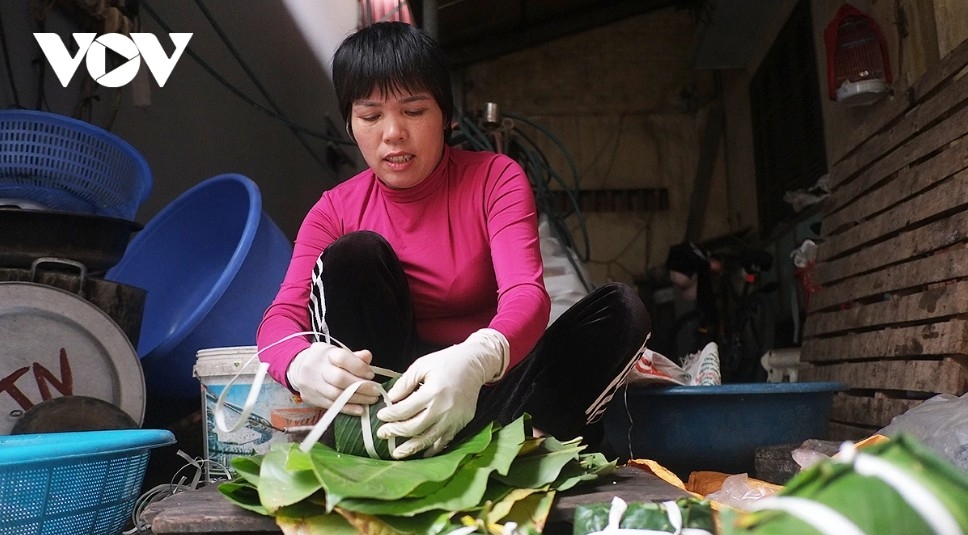 Today, in response to market demand, Tranh Khuc villagers have developed new varieties such as banh chung made with gac fruit (a red-fleshed tropical fruit) and young green rice, offering both savoury and sweet fillings that have proven popular with customers.