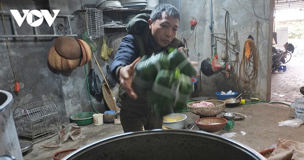 Households in the craft village have invested in electric boilers to cook banh chung, replacing wood- and charcoal-fired stoves, helping ensure consistent quality while improving environmental hygiene.