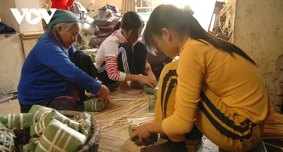 Tranh Khuc villagers hold that every banh chung they produce should be a messenger, bringing the spirit of Tet to every home.Across generations, Tranh Khuc villagers have remained meticulous at every stage, putting the heart of their craft into each cake so that every banh chung carries both the flavour of Tet and the artisans’ dedication far and wide.