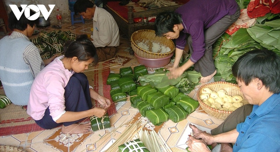 During the Tet peak, each household in the village wraps around 10,000-15,000 banh chung, with total output estimated at more than one million cakes supplied to the market.