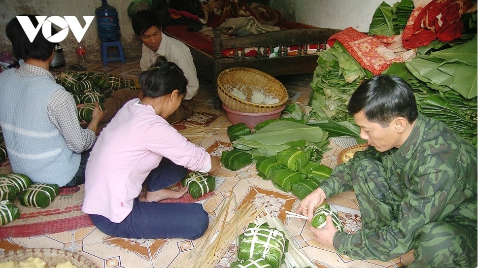 The Tranh Khuc banh chung craft village is home to more than 120 households. During the Tet season, all of them set aside other work to take part in every stage of making the traditional cakes.