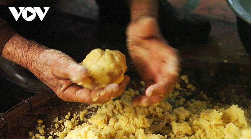 The filling is prepared with equal care, using the right ratios of pork and green beans and, most importantly, carefully measured seasoning to ensure a rich, aromatic and satisfying flavour.