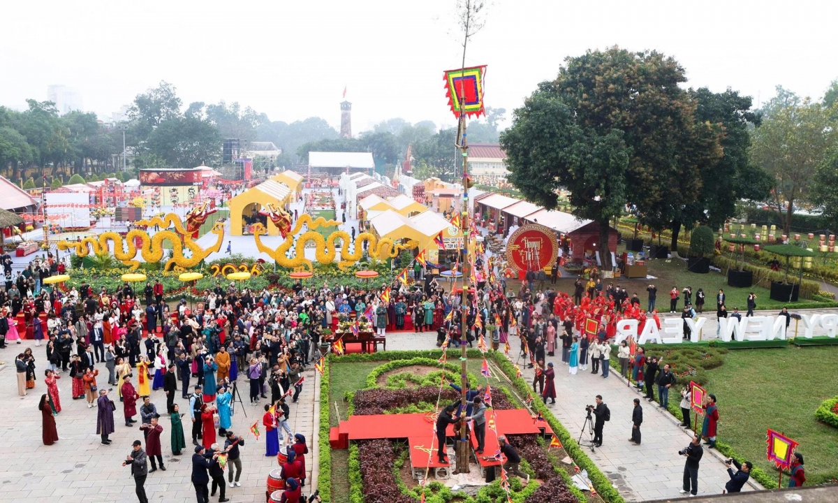 Lễ Tiến xuân ngưu which is a prayer for favourable weather and a bountiful harvest is practiced during the event.