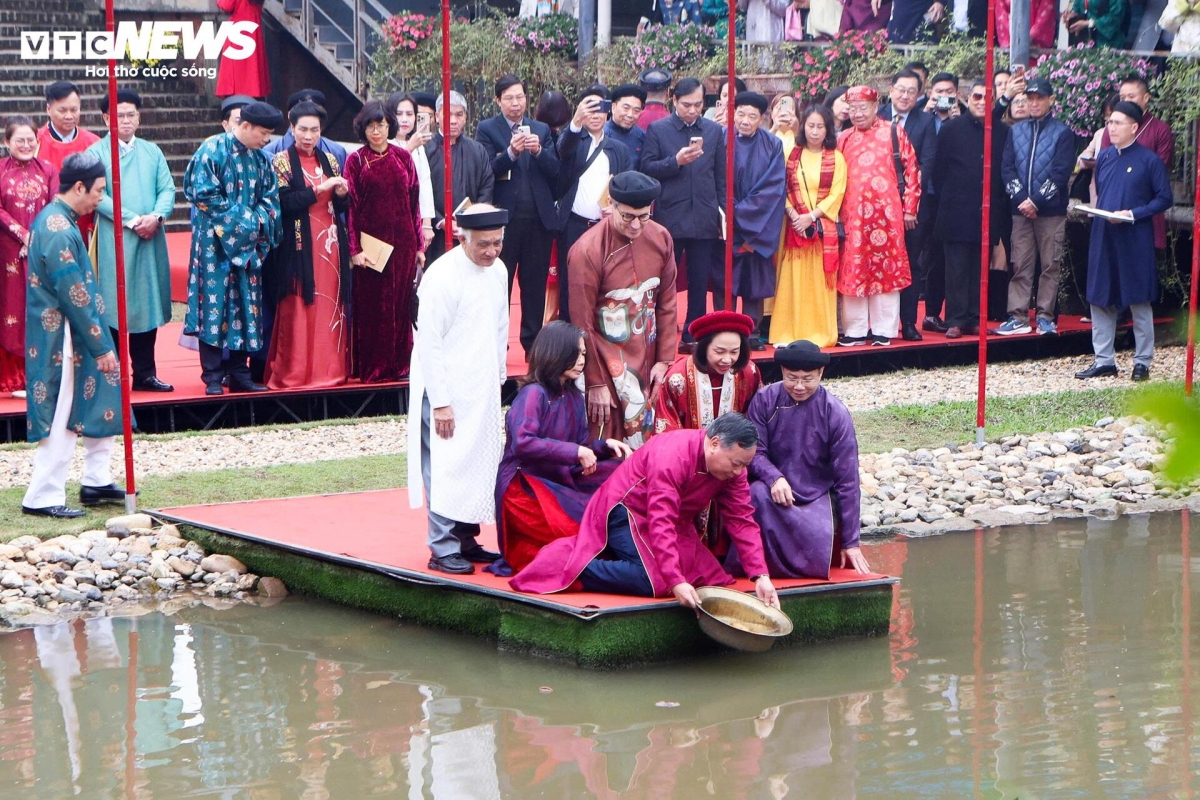 Nguyen Van Phong, Deputy Secretary of the Hanoi Party Committee and delegates perform the carp-releasing ceremony.