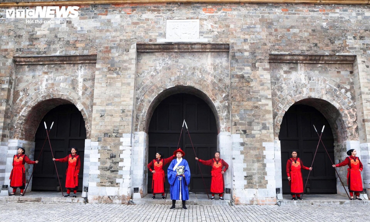 Lễ Đổi gác (Changing of the guard ceremony) recreates daily life within the royal court, contributing to drawing a complete picture of court life during the year-end period.