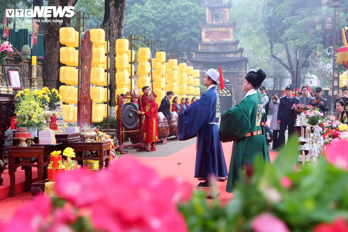 The event reenacts typical rituals of the Lunar New Year festival once held in the royal court, expressing the aspiration for national prosperity, social peace, and the well-being of the people.