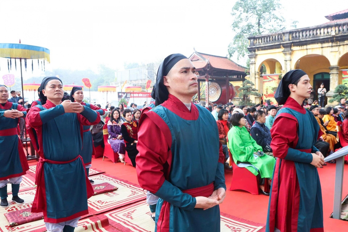 The main activities consist of Lễ Tiến lịch (Calendar presentation ceremony), Lễ Thả cá chép tiễn ông Công ông Táo (Carp-releasing ceremony), Lễ Thướng tiêu (Neu pole erecting ceremony) and Lễ Đổi gác (Changing of the guard ceremony).