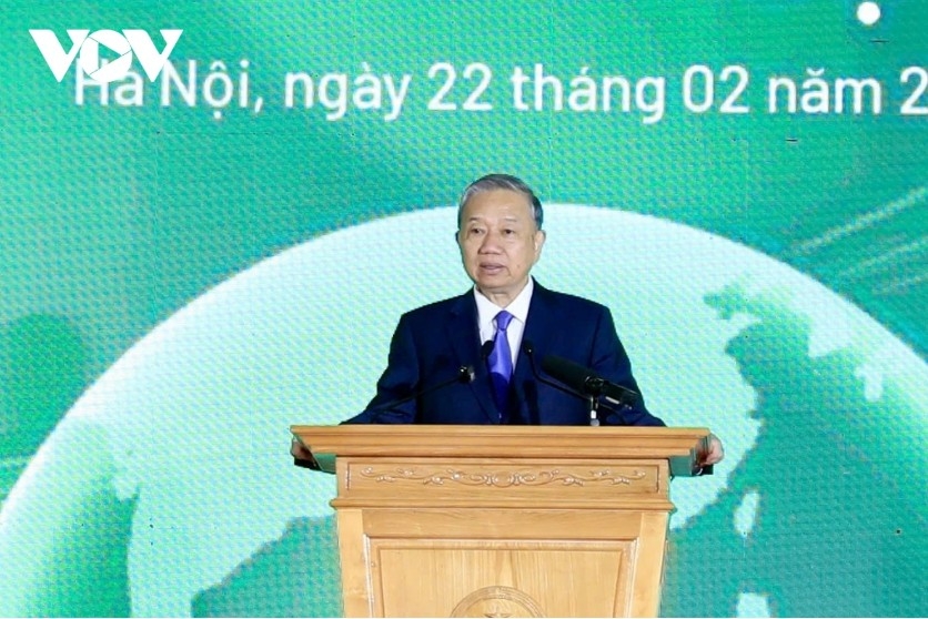 Party committees and authorities must treat the development of green spaces and water surfaces as a major task in planning the capital, the Party leader emphasizes.