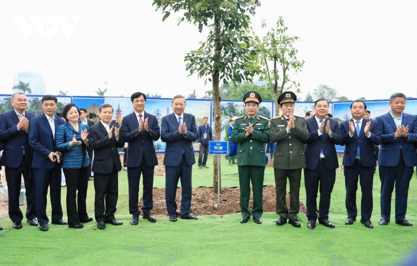 The Party chief poses for a commemorative photo with delegates attending the Tree-Planting Festival.