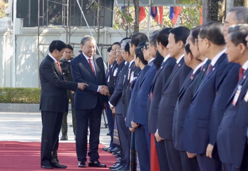 The two leaders introduce officials from both sides attending the welcome ceremony