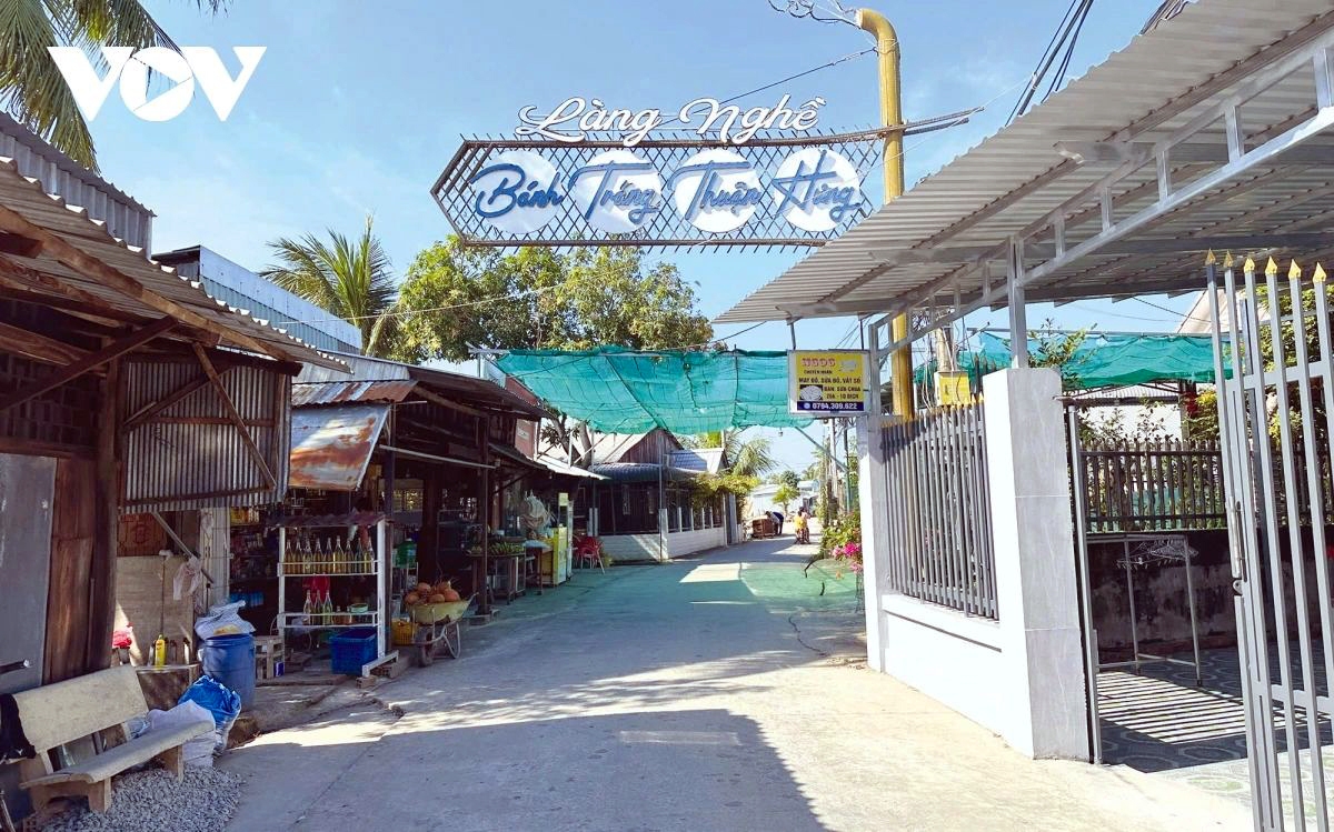 About an hour from downtown Can Tho, Thuan Hung rice paper village welcomes visitors with the aroma of rice flour and coconut rice paper wafting through its narrow lanes.