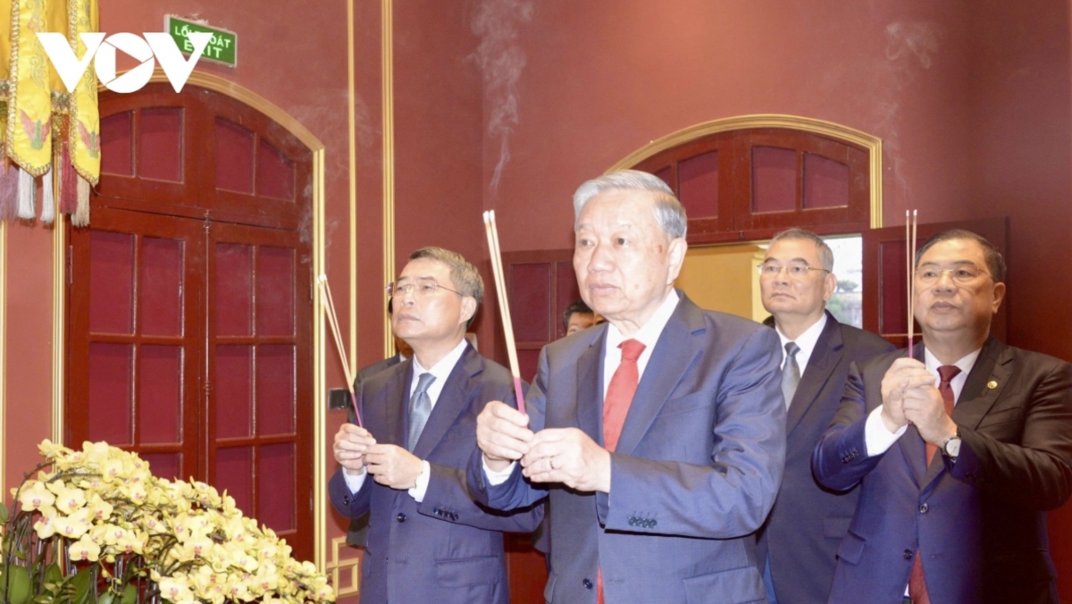 General Secretary To Lam offers incense at Kinh Thien Palace, part of the Thang Long Imperial Citadel, to pay respects and express gratitude to past emperors and eminent figures who contributed to the nation.