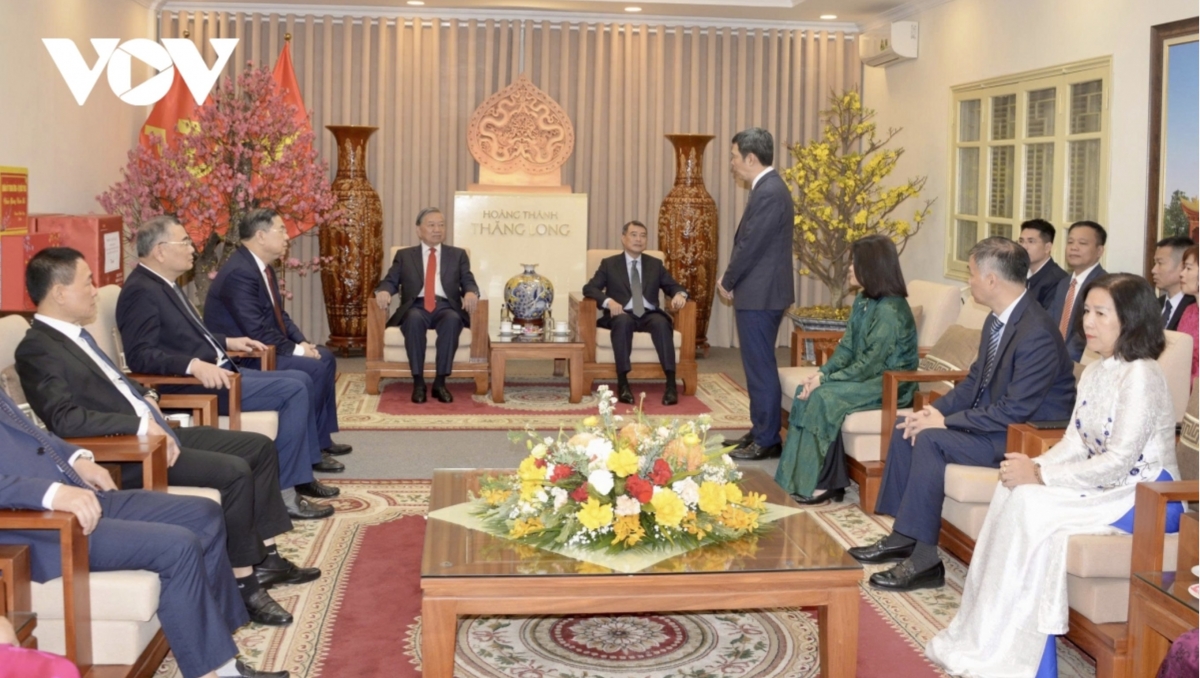 The Party leader speaks with officials and staff of the Thang Long Imperial Citadel.