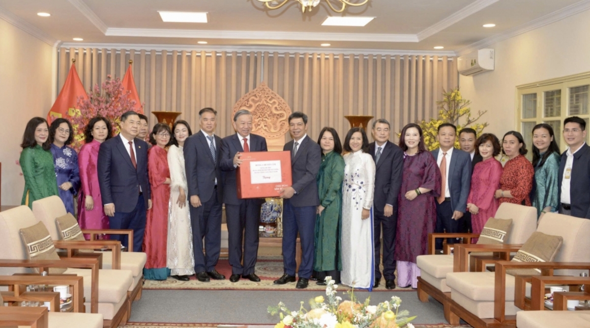 General Secretary To Lam presents gifts and extends Lunar New Year greetings to officials and staff of the Thang Long Imperial Citadel.