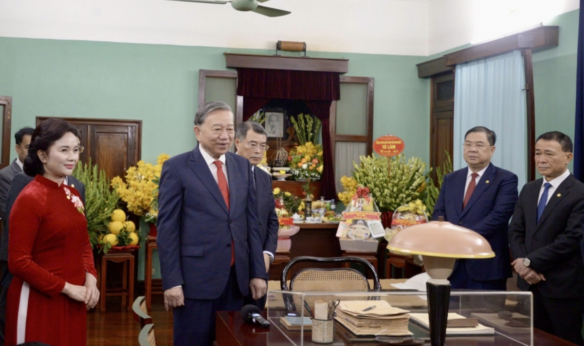 General Secretary To Lam listens as the relic site's staff introduce artifacts associated with President Ho Chi Minh.