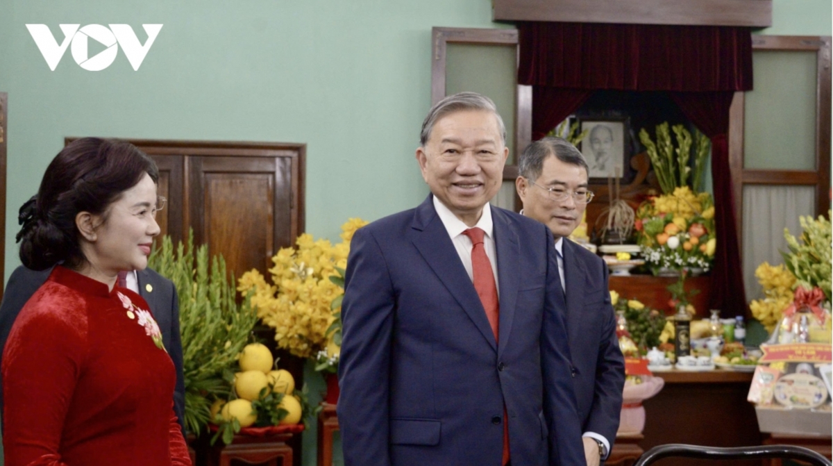 The Partry chief poses for a photo with officials and staff of the Ho Chi Minh Relic Site.