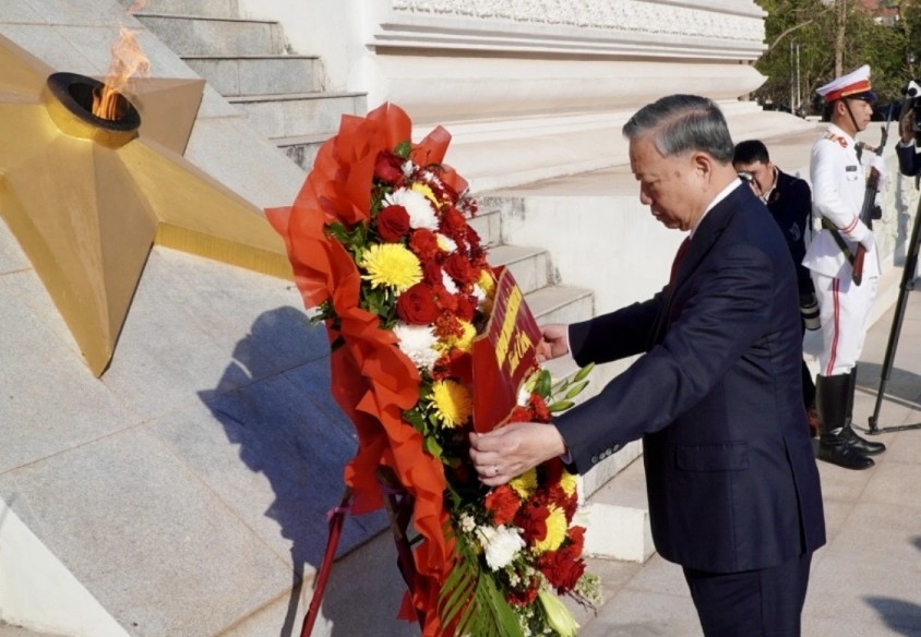 To Lam and the high-level Vietnamese delegation lay a wreath at the Monument to the Unknown Soldiers.
