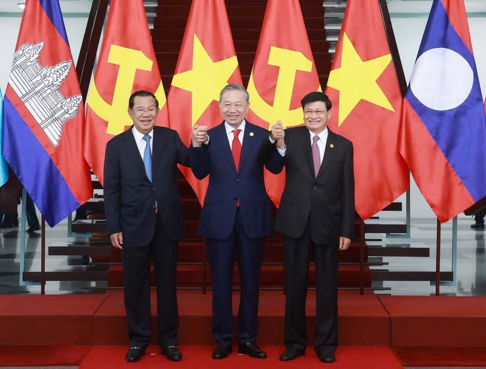 From left to right: Hun Sen, President of the Cambodian People’s Party; To Lam, General Secretary of the Communist Party of Vietnam; and Thongloun Sisoulith, General Secretary of the Lao People's Revolutionary Party, during their recent meeting of the ruling parties of the three countries. (Photo: VNA)