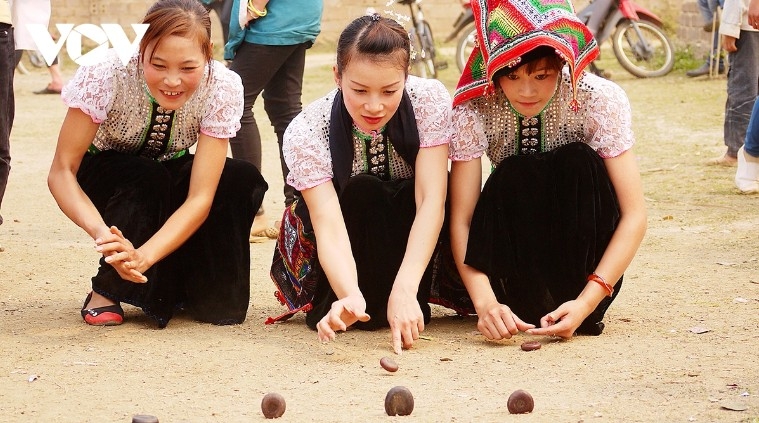 To ma le, a folk game requiring high levels of skill and precision