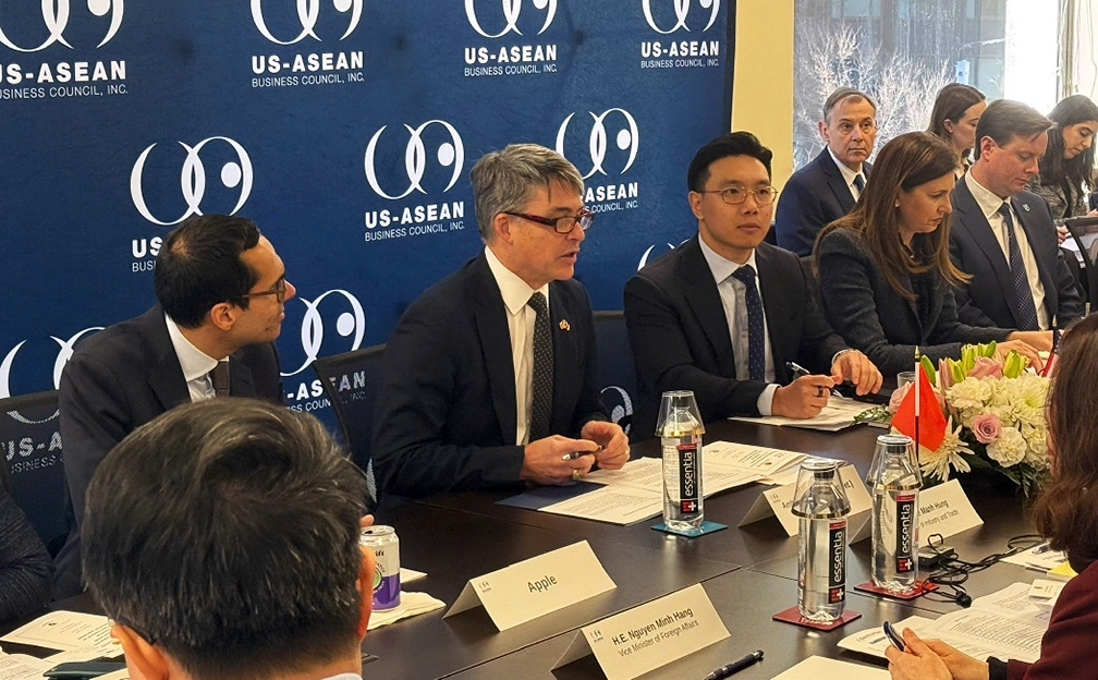 Ambassador Brian Mc Feeters, Interim President and CEO of USABC, and other US business executives druring the roundtable. (Photo: MoIT)