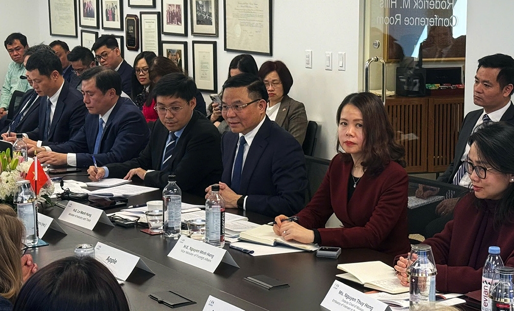 Acting Minister of Industry and Trade Le Manh Hung (third from right) and other Vietnamese officials during the roundtable. (Photo: MoIT)