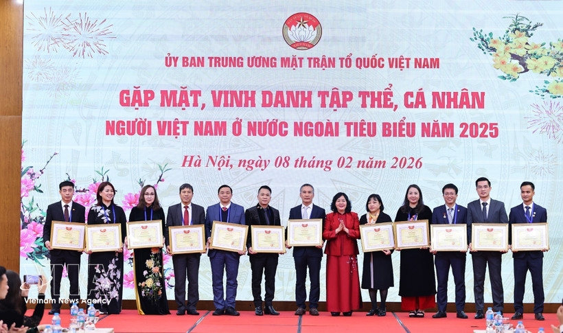 Chairwoman of the Vietnam Fatherland Front Central Committee Bui Thi Minh Hoai presents certificates of merit to collectives and individuals abroad for mobilising and uniting OVs to participate in patriotic emulation movements and campaigns launched by the VFF.