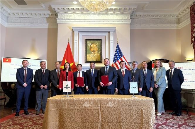 Representatives from Binh Son Refinery and Petrochemical Company and ADM Asia-Pacific Trading Pte. Ltd. at the signing ceremony of the Memorandum of Understanding. (Photo: VNA)