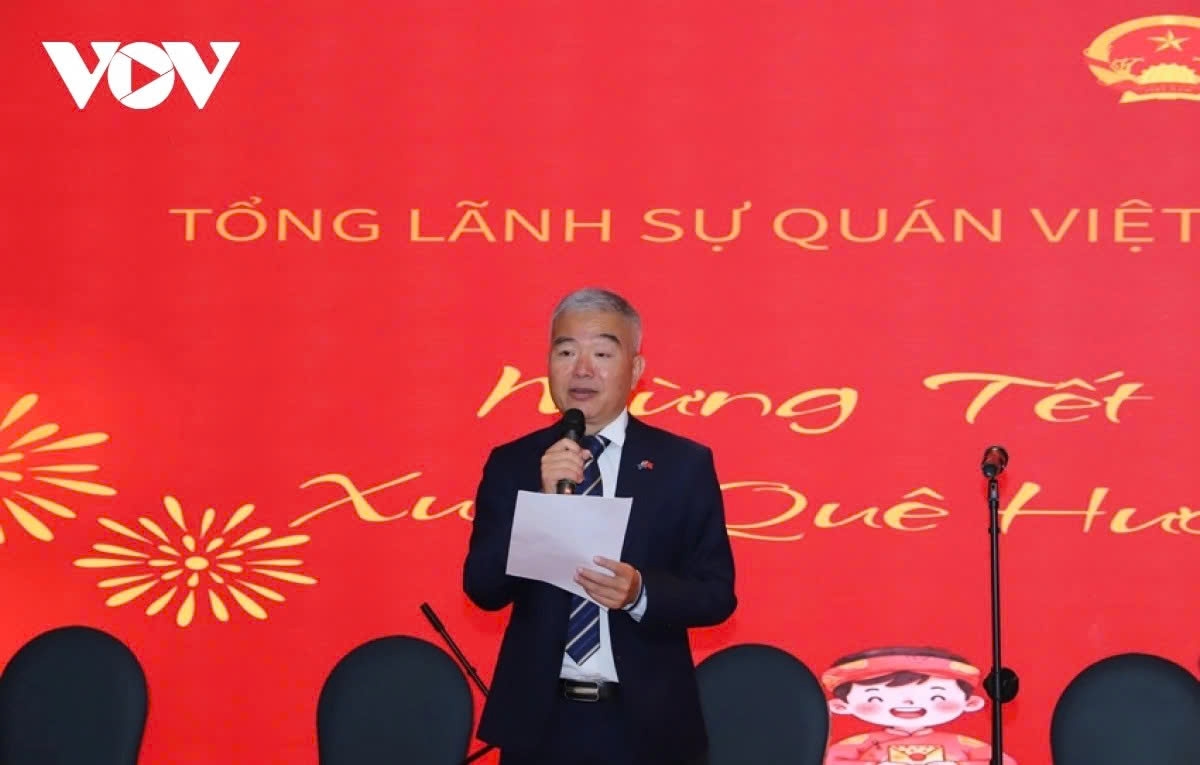 Consul General Nguyen Thanh Tung speaks at the Tet gathering