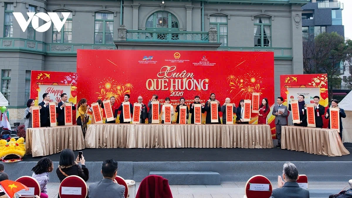 Vietnamese expats and international friends write calligraphic letters at the event