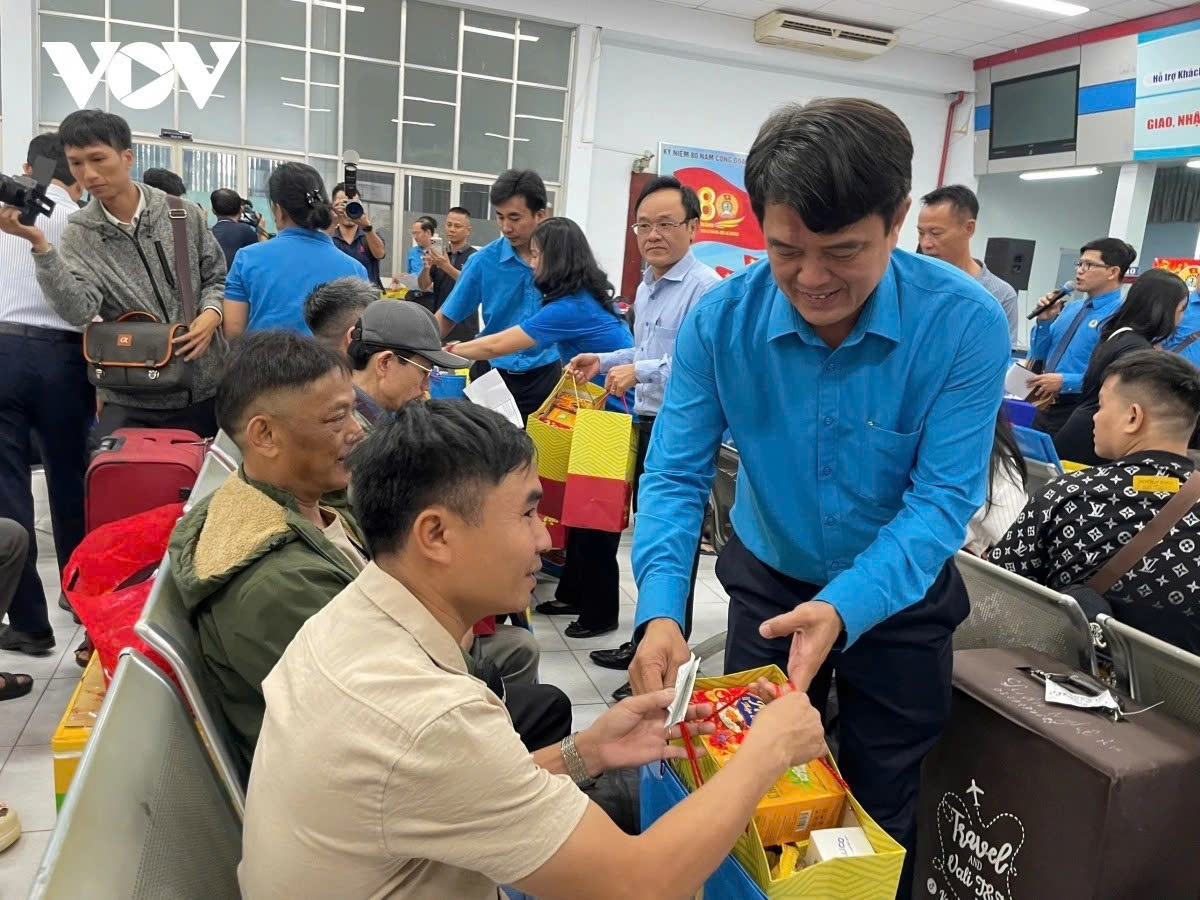 Bui Thanh Nhan, Vice Chairman of the Vietnam Fatherland Front Committee of HCM City presents Tet gifts to workers ahead of returning to their hometowns.