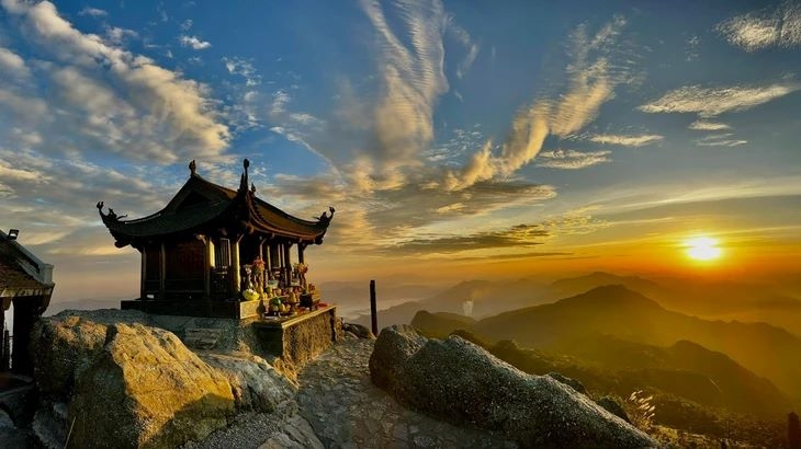 Bronze Pagoda on top of Mount Yen Tu (Photo: Internet)