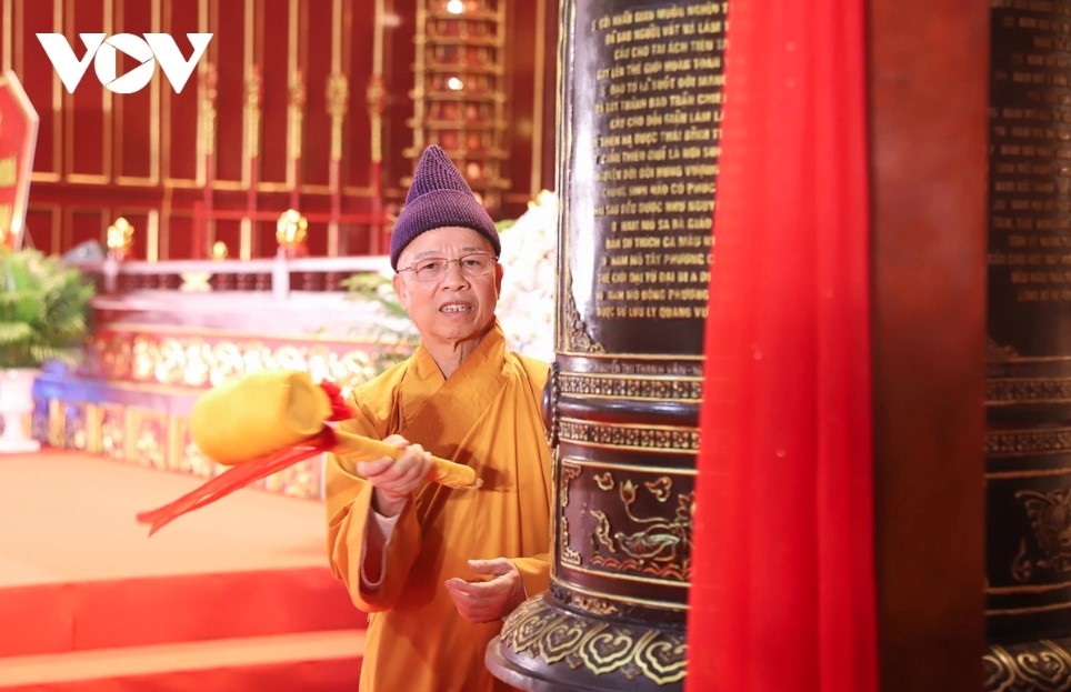 Most Venerable Thich Thanh Quyet, Vice Chairman of the Executive Council of the Vietnam Buddhist Sangha and head of the Vietnam Buddhist Sangha’s Quang Ninh chapter, performs the ceremonial bell-ringing ritual, while Bui Van Khang, Chairman of the Quang Ninh provincial People’s Committee, beats the drum to open the festival.