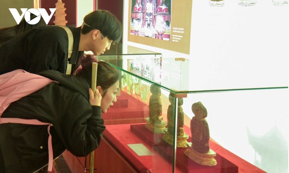 Appealing to those interested in history and culture, an exhibition on Truc Lam Yen Tu Buddhism runs through March 4, featuring displays of Tran Dynasty artefacts as well as documents, photographs and objects related to Truc Lam Buddhism at Yen Tu. The Yen Tu “Spring of Wisdom” retreat is also being held, drawing around 3,000 participants.