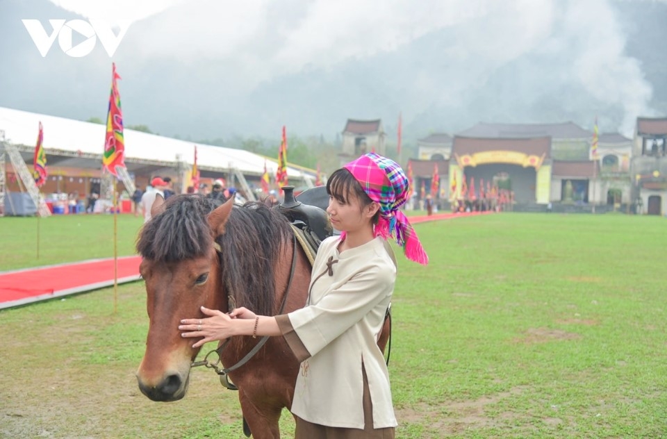 Held alongside the festival is a trade fair showing items under the “One Commune One Product” (OCOP) programme, along with a regional culinary festival, featuring more than 100 booths displaying handicrafts, OCOP-certified goods and distinctive cuisine from Quang Ninh province and other localities.
A special art programme is scheduled for the evening of March 7 (the 19th day of the first lunar month), with an audience of around 10,000. The performance will retrace the historical, cultural and philosophical journey of the Truc Lam Yen Tu Zen sect, portraying Yen Tu as a spiritual symbol of the nation and a World Cultural Heritage site of outstanding universal value.