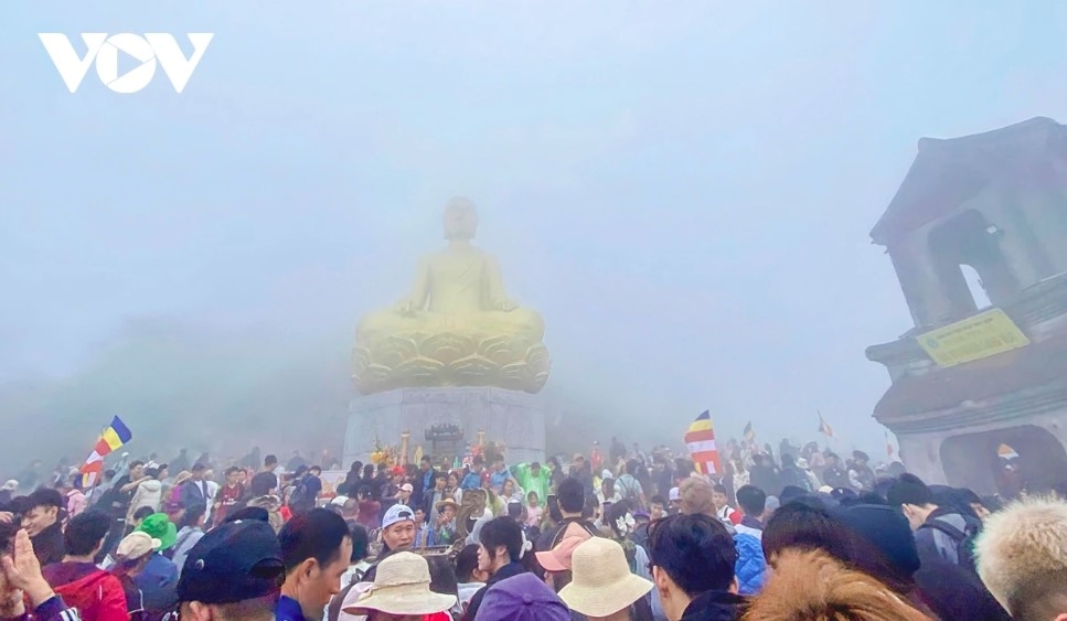 In addition to ensuring security and safety during the festival season, Quang Ninh province is implementing policies to waive entrance fees to scenic and heritage sites (excluding cable car services), exempt parking fees for cars and motorbikes, and provide free insurance coverage for all visitors. The province has also installed an AI-powered automatic visitor recognition system at entry and exit points of the heritage site.
These measures aim to further promote and spread the value of the World Heritage site while offering domestic and international visitors a solemn and comprehensive experience.