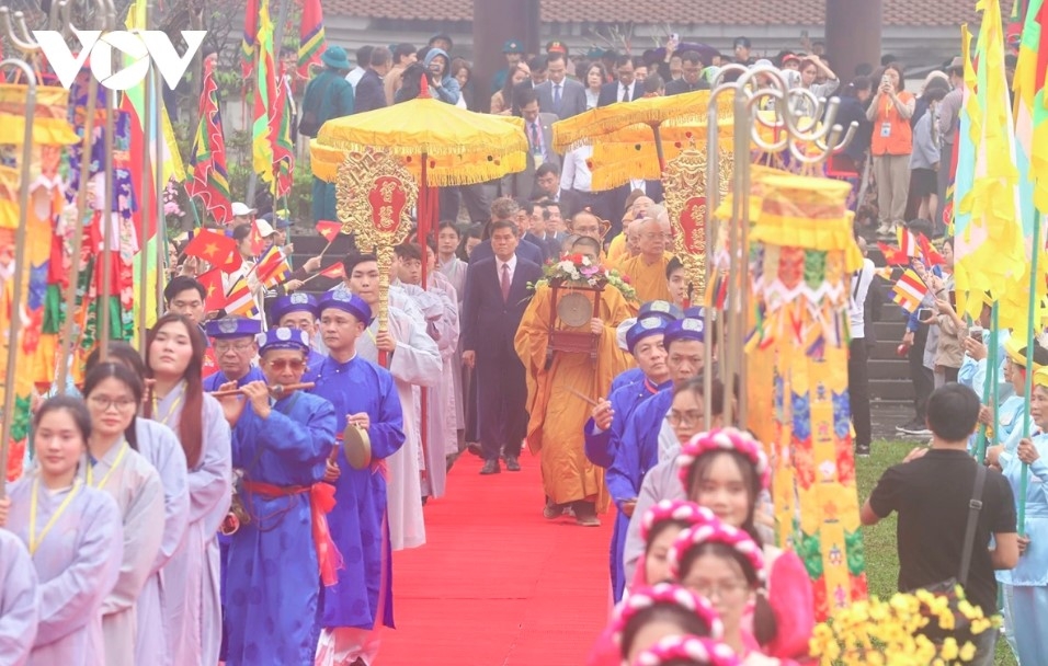 A solemn palanquin procession opens the festival, drawing thousands of monks, nuns, Buddhist followers, local residents and visitors. The celebration runs throughout the first three months of spring at the cradle of Truc Lam Buddhism, where King-Monk Tran Nhan Tong renounced the throne and founded a Zen lineage deeply rooted in Vietnamese cultural identity.