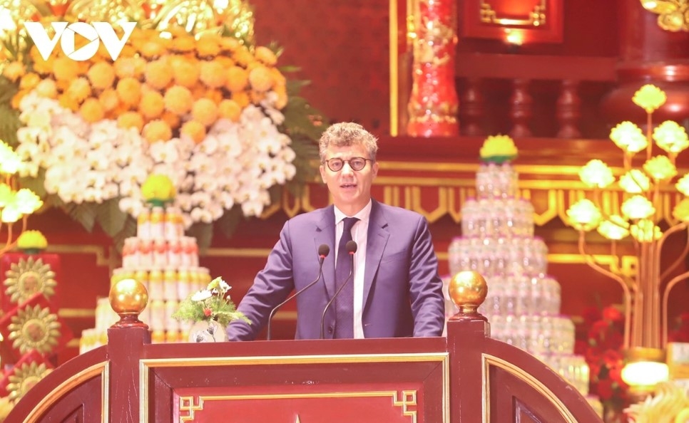Jonathan Wallace Baker, Chief Representative of the UNESCO Office in Hanoi, expresses his honour at attending the Yen Tu Spring Festival opening ceremony and affirmed that cultural heritage can only remain sustainable when it is valued, safeguarded and passed on by the community across generations. He notes that through solemn rituals, traditional art forms and a wide range of cultural activities, the festival continues to demonstrate the enduring vitality of Yen Tu while highlighting the profound spiritual and humanistic values of this sacred land.