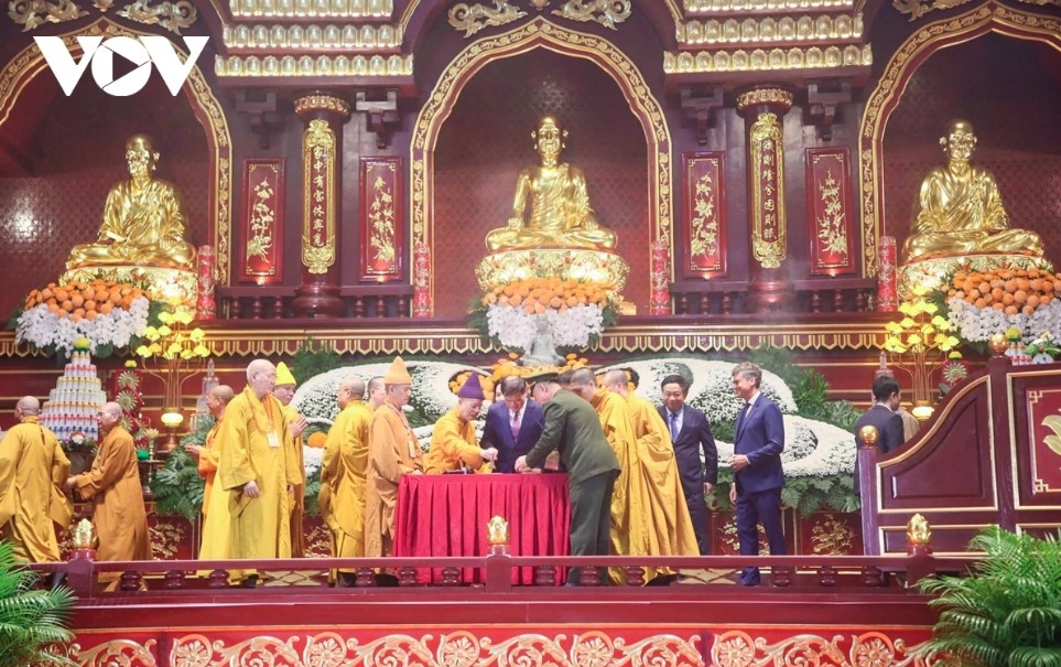 After the sacred seal ritual, delegates and pilgrims offer incense prayers for national peace and prosperity in a solemn and reverent atmosphere.