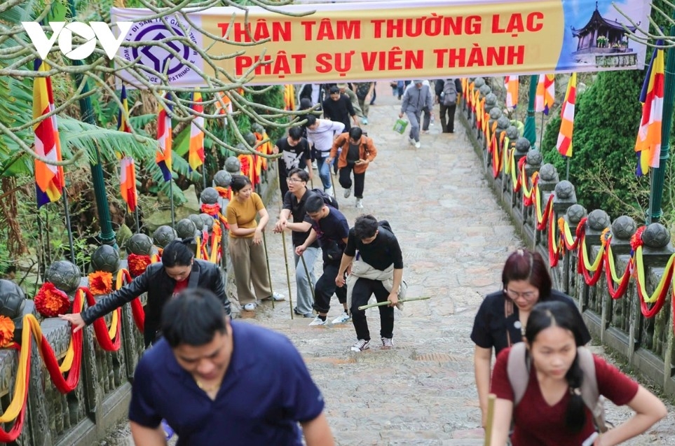 Despite light spring drizzle on the opening day, with mist thickening at higher elevations, streams of pilgrims continued their ascent to the sacred mountain. Many sought to pay homage and admire the hundreds of ancient pagodas and towers along the route to the 1,068-metre summit.