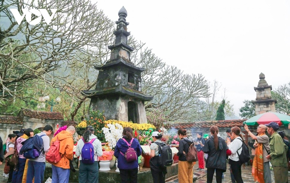 The 2026 Yen Tu Spring Festival features several new elements, underscoring the stature of the World Heritage site.
Alongside the ceremonial rites, festive activities take place with traditional art performances, folk games and opportunities to explore the culinary culture of the Dao Thanh Y ethnic community at the foot of Yen Tu Mountain.