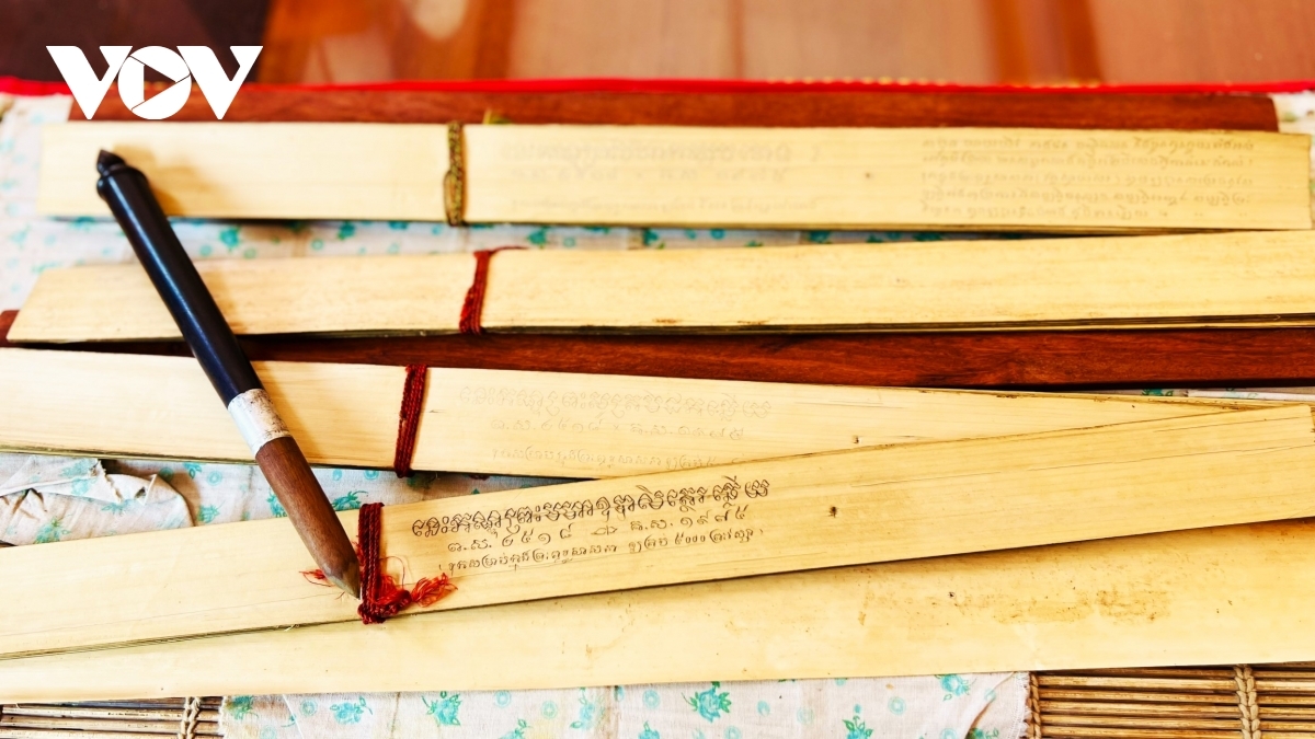 A small buông palm leaf can hold about five lines of text, with roughly 20 characters in each line.