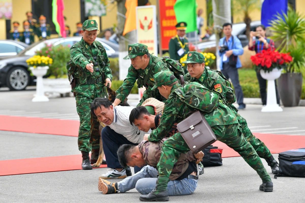 Narcotics suspects are successfully apprehended. Sniffer dogs, working alongside Vietnam border guard officers, execute the operation with precision and professionalism, demonstrating high mobility and effectiveness in combating drug trafficking along the border.