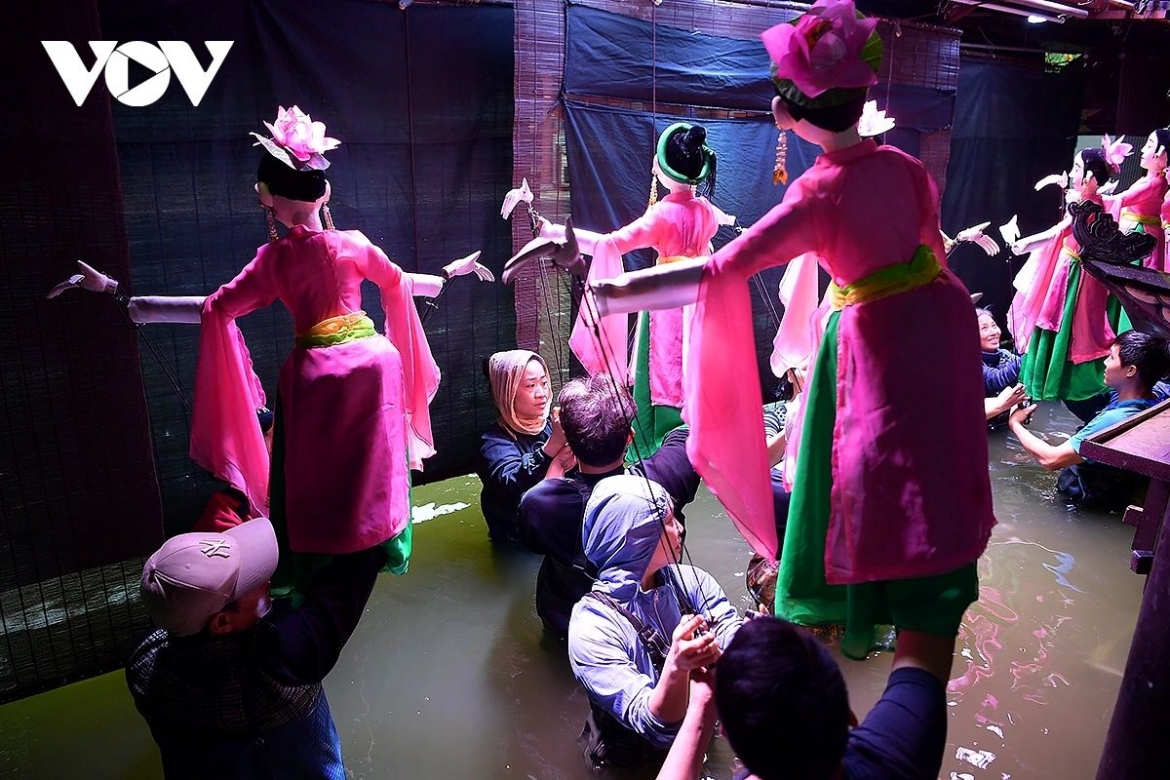 To prepare for the special programme, performers have been working tirelessly in recent days. Braving rain and sun, they spend long hours standing in water at the puppetry pavilion, rehearsing meaningful performances for the upcoming event.