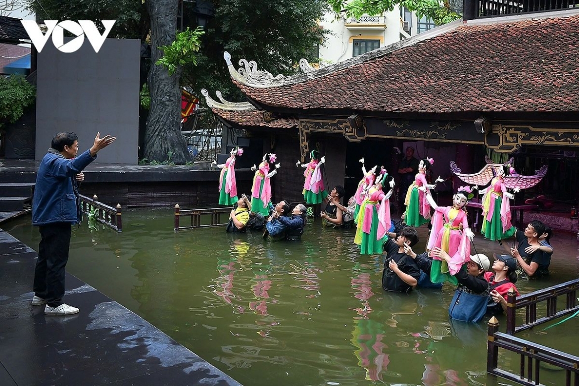 People’s Artist Nguyen Tien Dung, director of the Vietnam Puppetry Theatre, is personally choreographing, directing, and guiding the performers as they rehearse at the water puppetry pavilion.