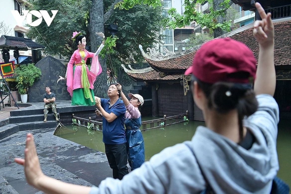 Through the control rods, the puppets in rod puppetry, a form of land puppetry, move with softness and grace, becoming expressive and fluid like real dancers on stage.