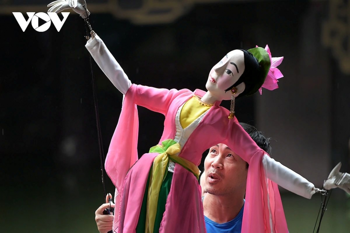 Even more striking is when these rod-puppet “dancers” perform their graceful movements beneath the water on the traditional water puppetry pavilion stage, creating a performance that is even more distinctive and captivating.